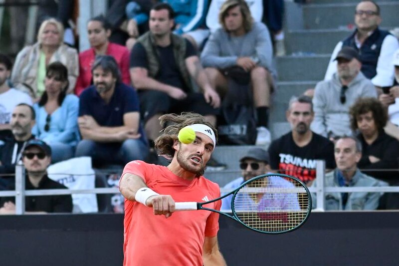 Novak Djokovic en acción durante el Mutua Madrid Open 2022