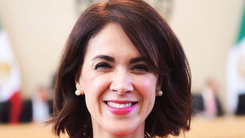 La Jefa de Gobierno de la Ciudad de México, Claudia Sheinbaum, sonríe durante una conferencia de prensa.