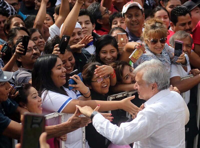 El presidente López Obrador saluda a sus seguidores.