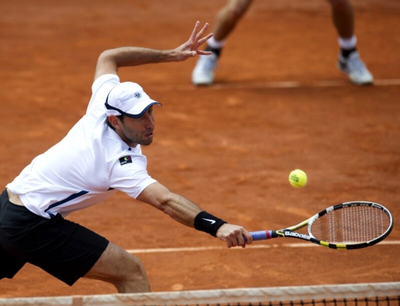 El tenista español Rafael Nadal en acción durante un partido de tenis.