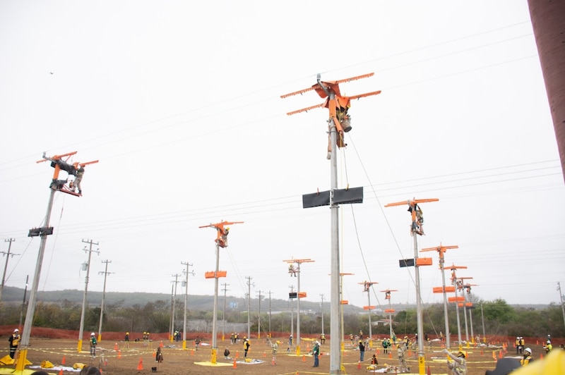 Trabajadores de la CFE realizan maniobras especializadas con equipo de protección durante el 10° Torneo Divisional de CFE Distribución Golfo Norte