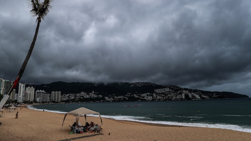 Playa con tormenta