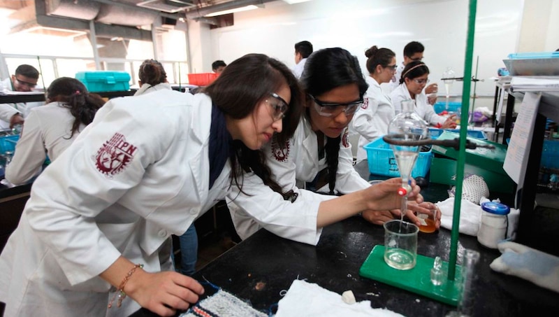 Estudiantes realizando experimentos en un laboratorio de química