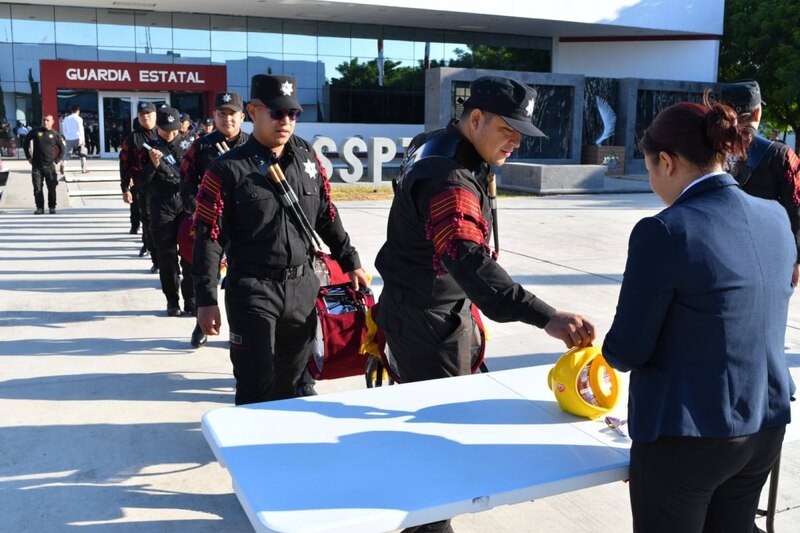 Entrega de uniformes a la Guardia Estatal