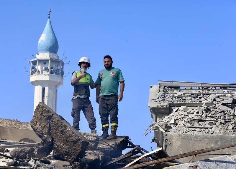 Rescatistas buscan sobrevivientes entre los escombros de un edificio en Gaza