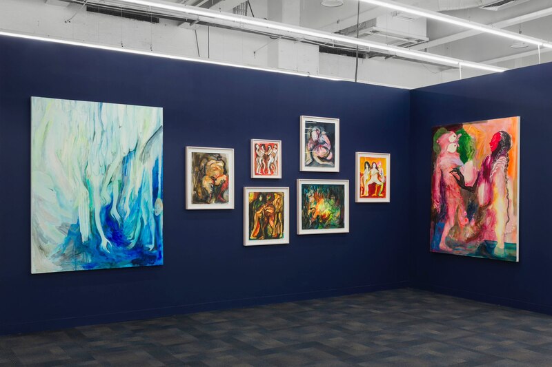 Exposición de pinturas en una galería de arte.
