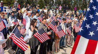 En el limbo, ceremonias de naturalización en EU