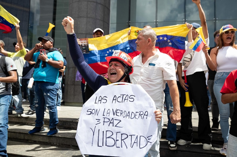 Posible título: "¡Basta ya! Venezolanos exigen paz y libertad"