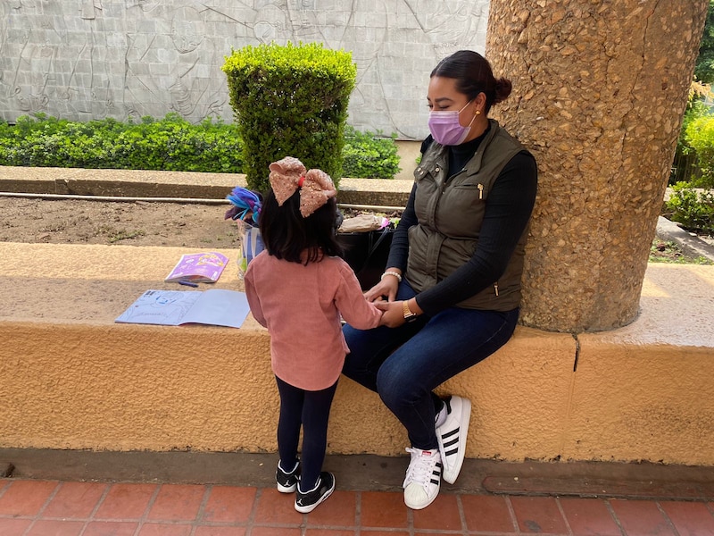 Madre e hija pasando tiempo juntas