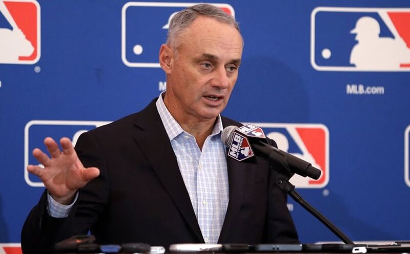 El comisionado de la MLB, Rob Manfred, habla en una conferencia de prensa