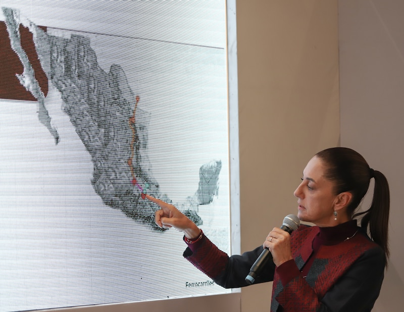 Mujer dando una presentación señalando un mapa