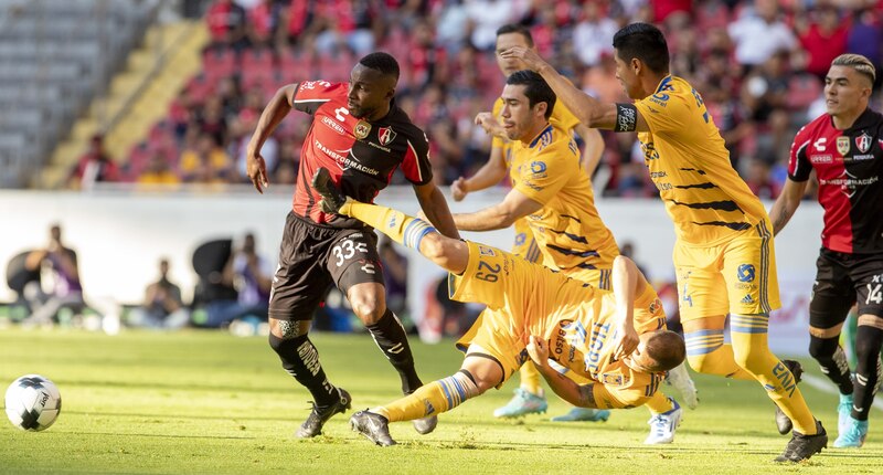 Jugadores de fútbol en acción durante un partido