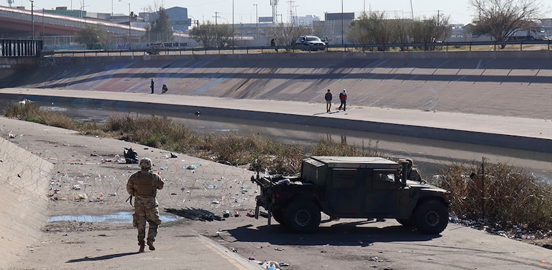 Soldado estadounidense patrulla la frontera entre Estados Unidos y México