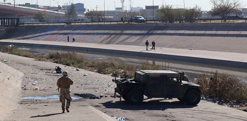 Soldado estadounidense patrulla la frontera entre Estados Unidos y México