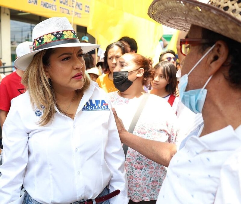 La candidata a la gubernatura de San Luis Potosí, Mónica Rangel Martínez, saluda a una simpatizante durante un evento de campaña.