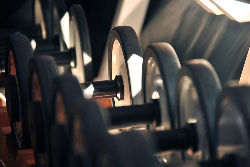 Mancuernas en un gimnasio