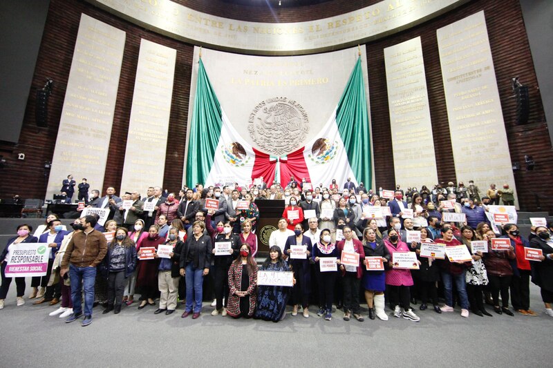 Title: Diputados mexicanos protestan contra el presupuesto de 2022