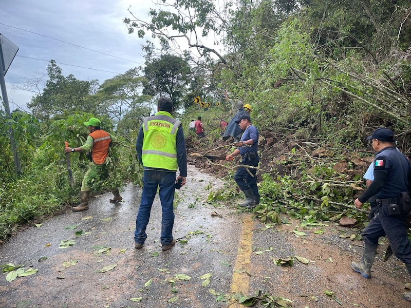La Secretaría de Infraestructura, Comunicaciones y Transportes (SICT), continúa con la rehabilitación de la red carretera federal y estatal en Oaxaca y Guerrero, luego del impacto del huracán "Erick"