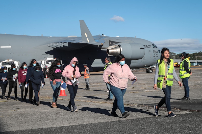 Migrantes guatemaltecos subiendo a un avión militar estadounidense, en el contexto de las deportaciones y el comunicado de la SRE sobre repatriaciones