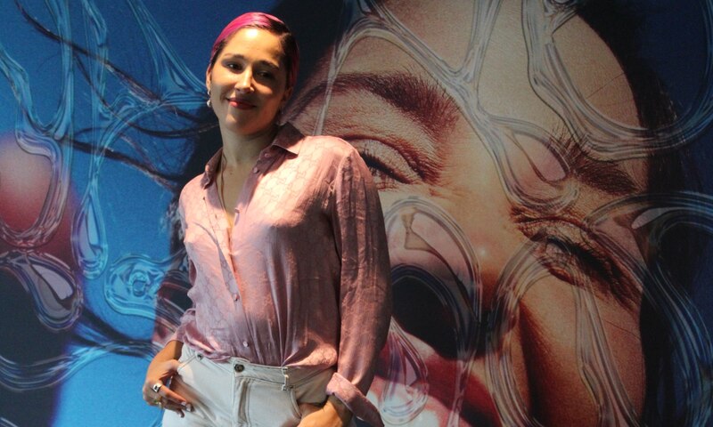La cantante Rosalía posa para una foto con un look casual.