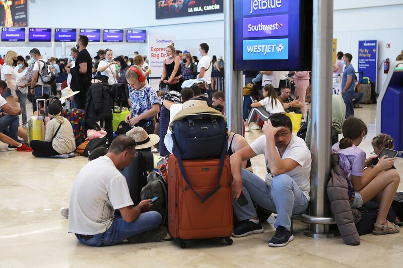 Pasajeros esperan en el aeropuerto