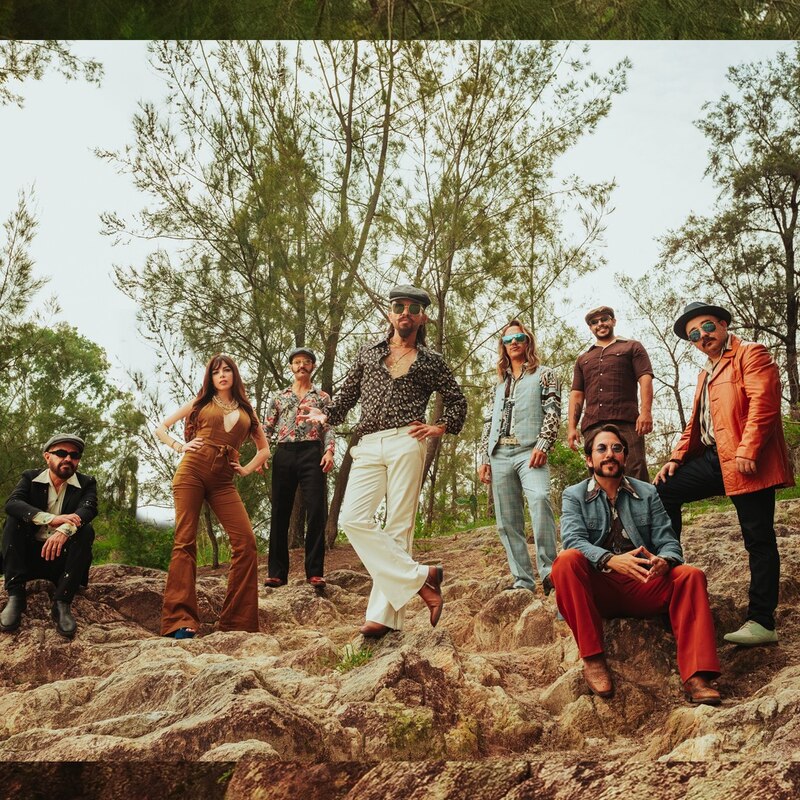 Grupo de amigos en un bosque