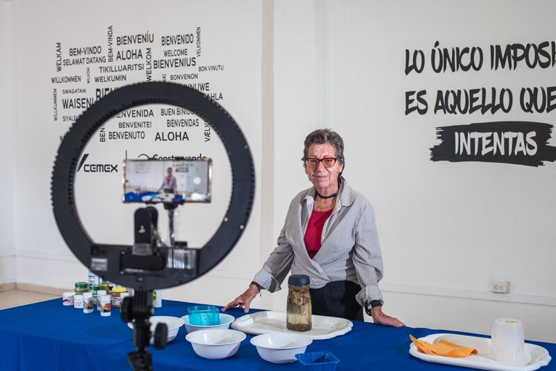 Mujer mayor usando un teléfono inteligente para hacer una videollamada