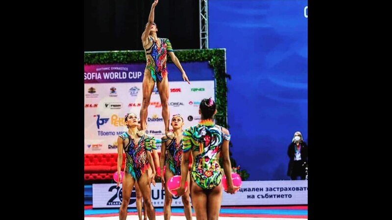 Gimnastas realizando una rutina de gimnasia rítmica.