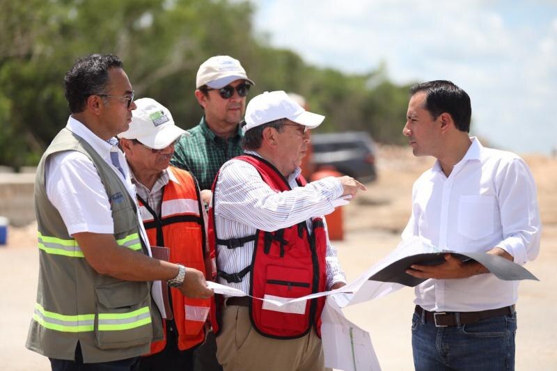 Reunión de trabajo para la supervisión de obras públicas