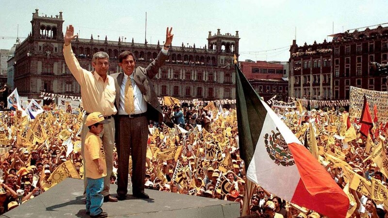 Cuauhtémoc Cárdenas Solórzano, candidato presidencial del PRD, en un mitin en el Zócalo de la Ciudad de México.