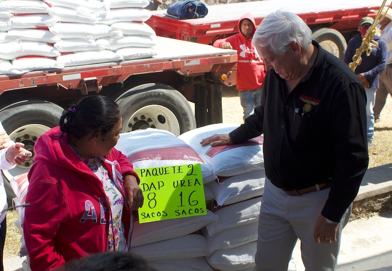Entrega de fertilizantes a productores agrícolas