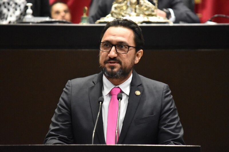 Diputado mexicano da discurso en el Congreso