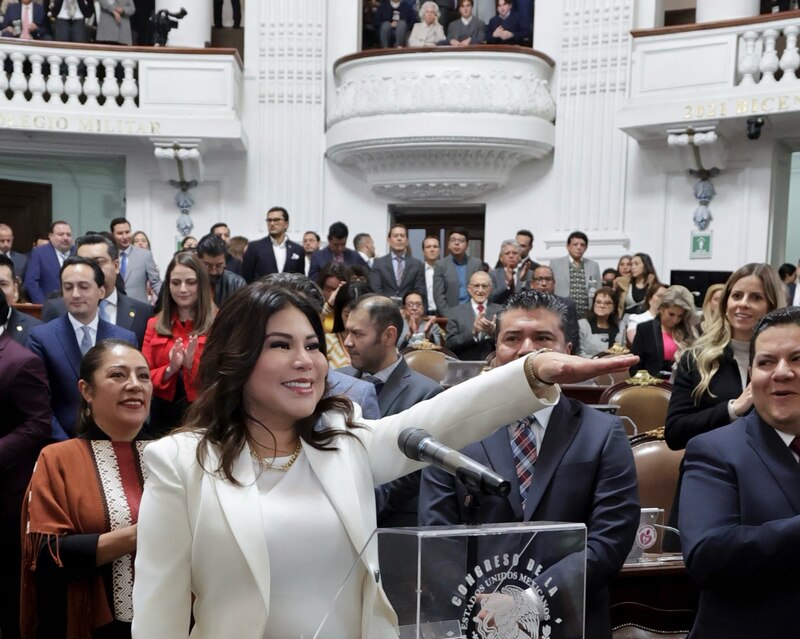 La diputada mexicana María Clemente García Moreno rinde protesta en el Congreso de la Unión.