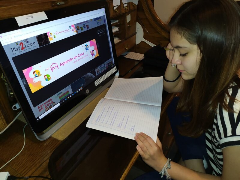 Estudiante usando la computadora para hacer la tarea