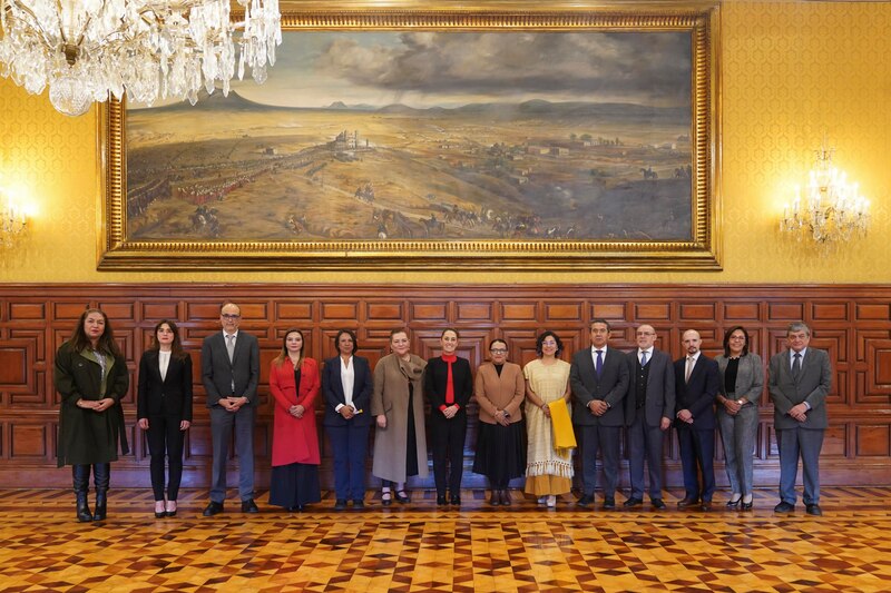 Imagen de la Presidenta Claudia Sheinbaum Pardo, con los consejeros del INE, en un encuentro en Palacio Nacional