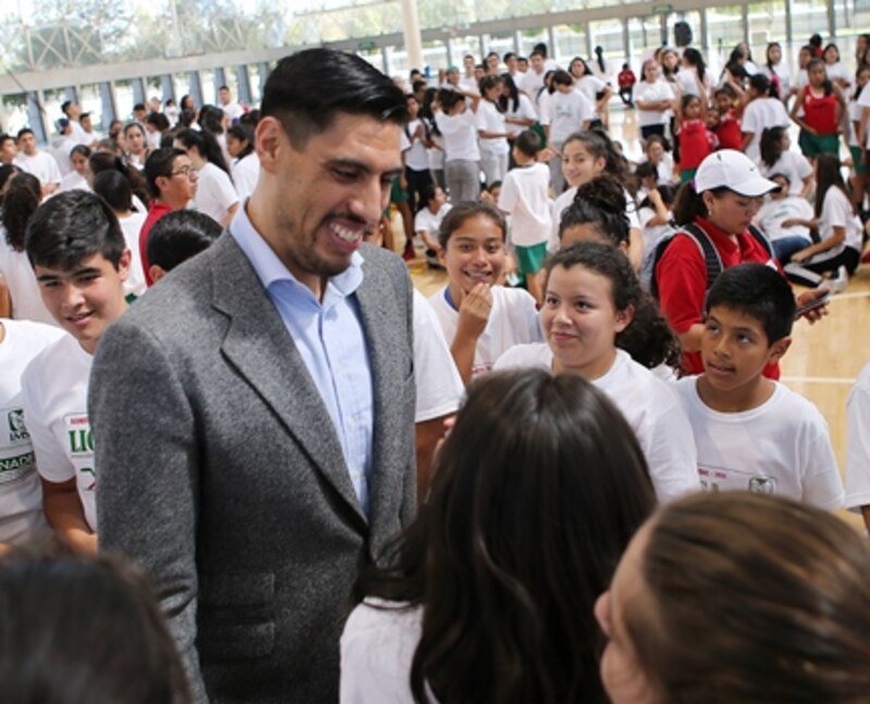 El futbolista Javier Hernández visita una escuela primaria en la Ciudad de México