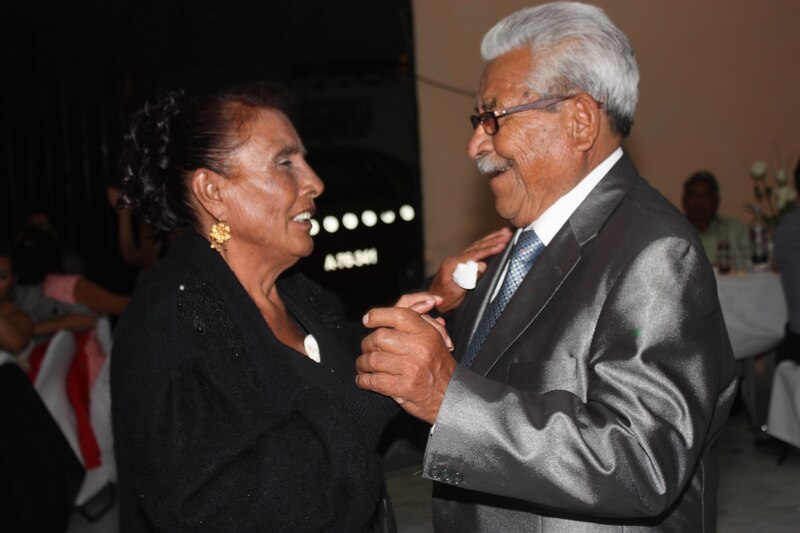 Abuelos bailando