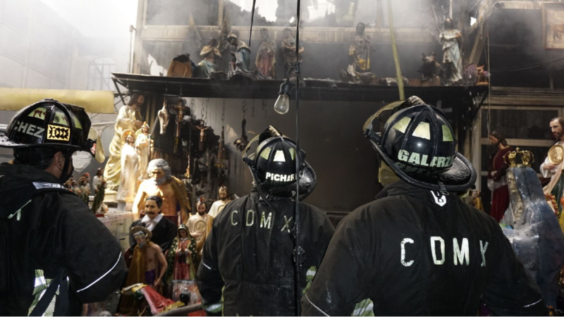 Bomberos sofocan incendio en una tienda de artículos religiosos