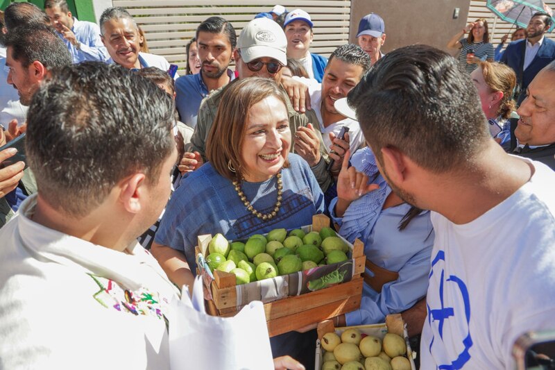 La candidata a la alcaldía de Morena, Evelyn Parra, saluda a los vecinos de la colonia Centro.