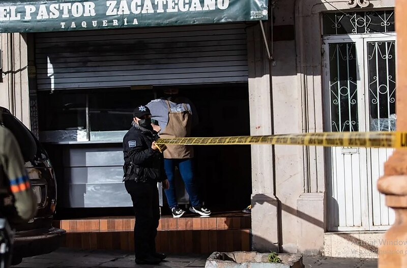 Policía investiga escena del crimen