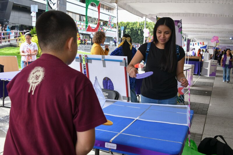 Niño y mujer jugando ping pong