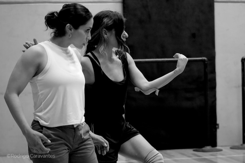 Dos mujeres bailando