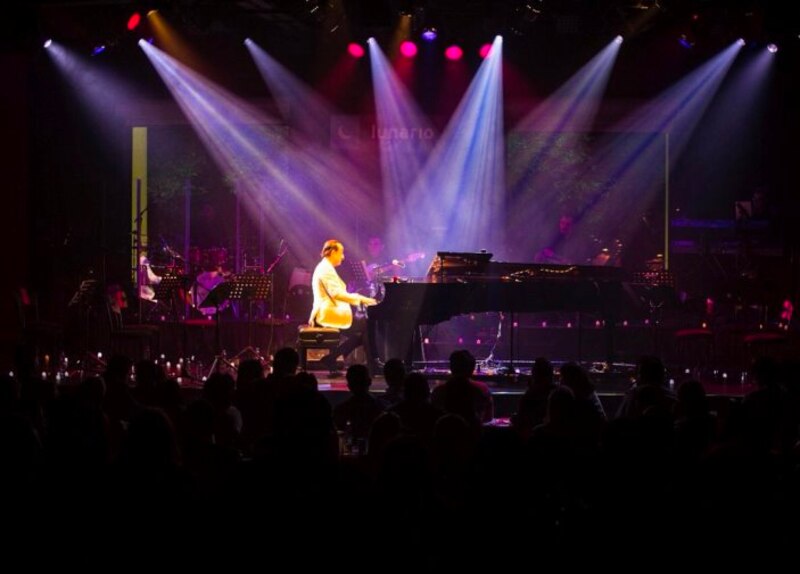 Un pianista tocando en un concierto