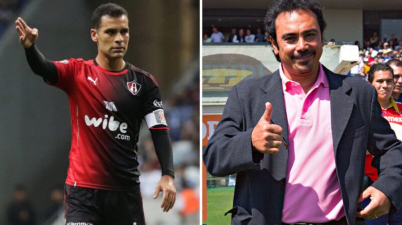 El jugador del América, Aquivaldo Mosquera, es felicitado por el entrenador del equipo, Miguel Herrera.