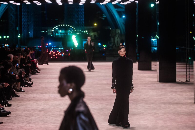 La modelo Irina Shayk desfila en la pasarela de Balenciaga durante la Semana de la Moda de París.