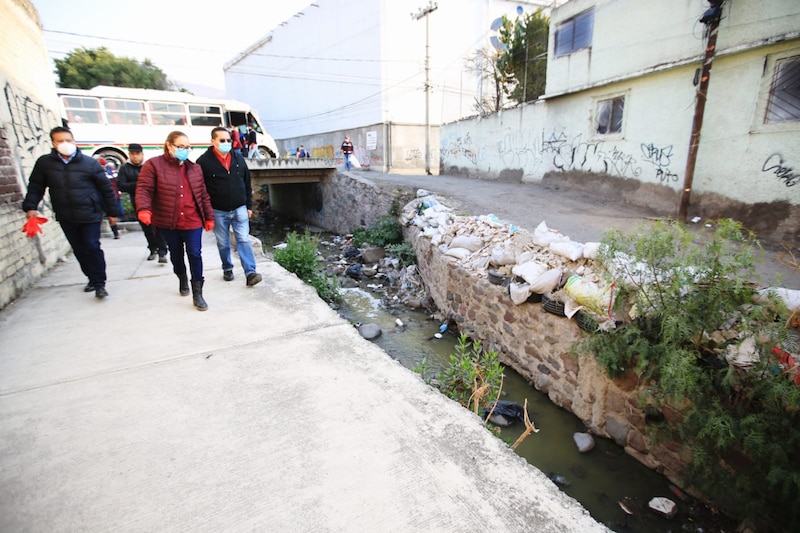 Azucena Cisneros recorriendo las calles de Ecatepec, escuchando a los vecinos y atendiendo sus necesidades