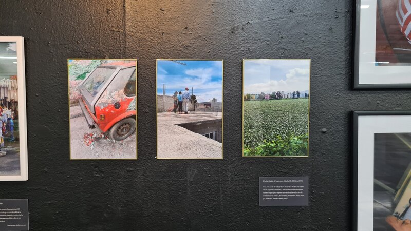 Tres imágenes en blanco y negro de la exposición de fotografía "Caracas, la ciudad que no duerme"