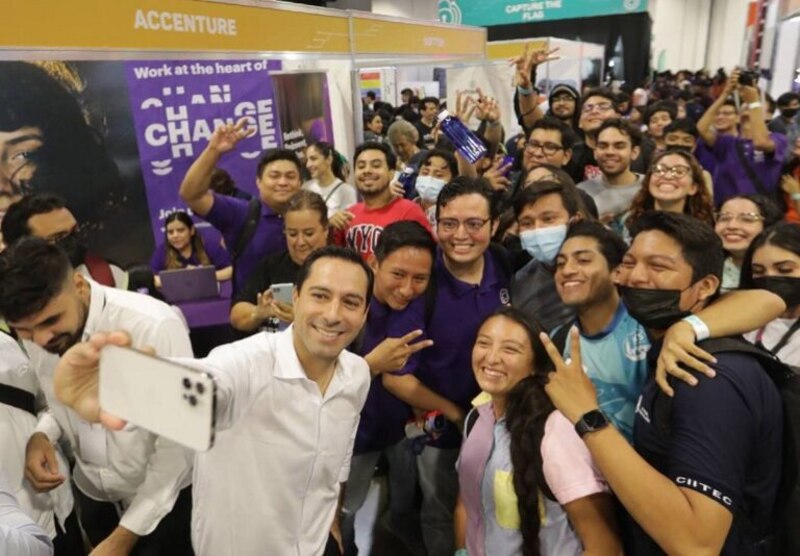 El presidente de Accenture México, Jorge Castilla, se toma una foto con los colaboradores de la empresa.