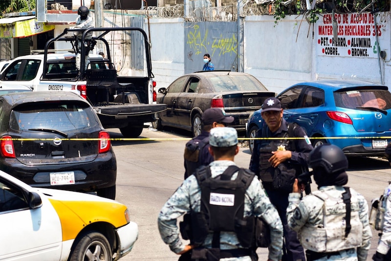 Title: Policía investiga escena del crimen