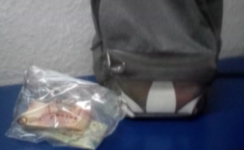 Dinero en efectivo en una bolsa